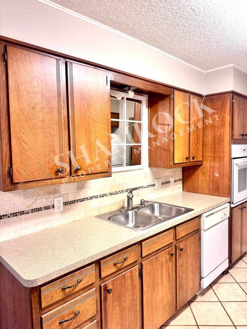 Waco House: 3206 Creekwood Cir