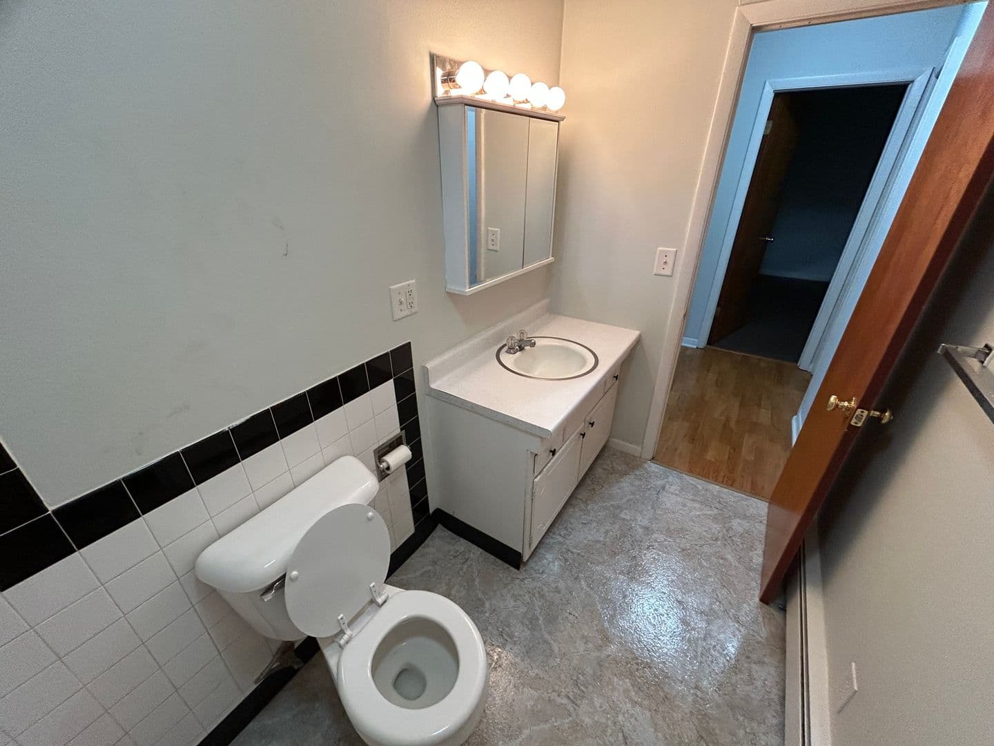 Sidney Apartment: 201-202 Scarborough