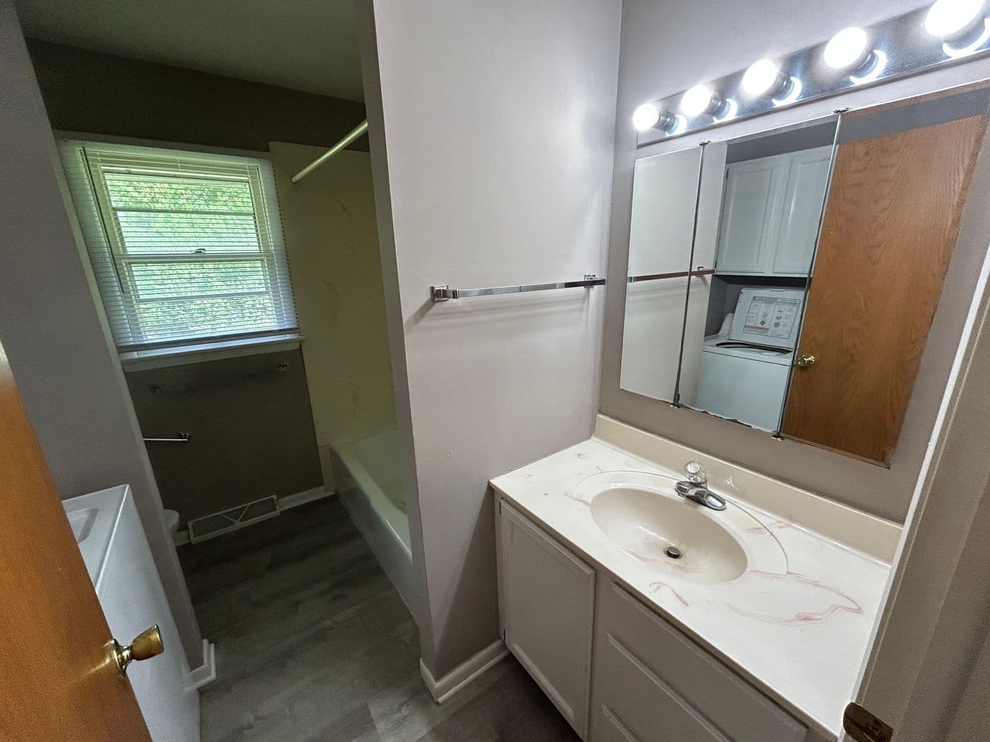 Urbana Apartment: 704 E Colorado