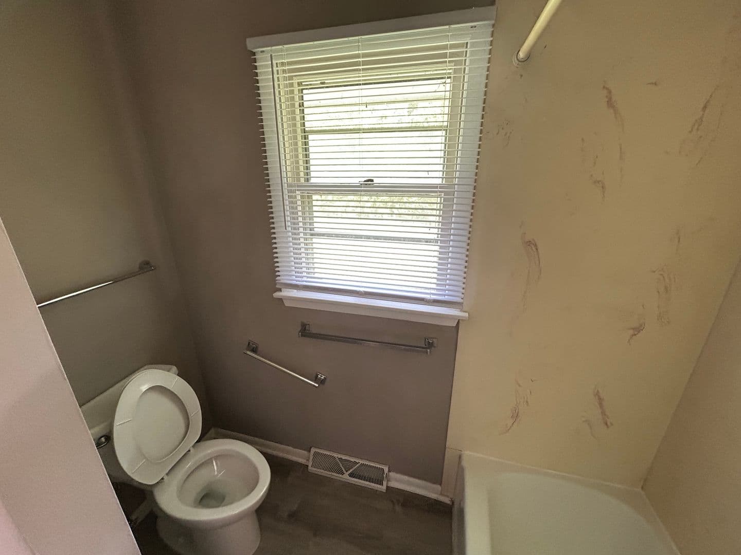 Urbana Apartment: 704 E Colorado