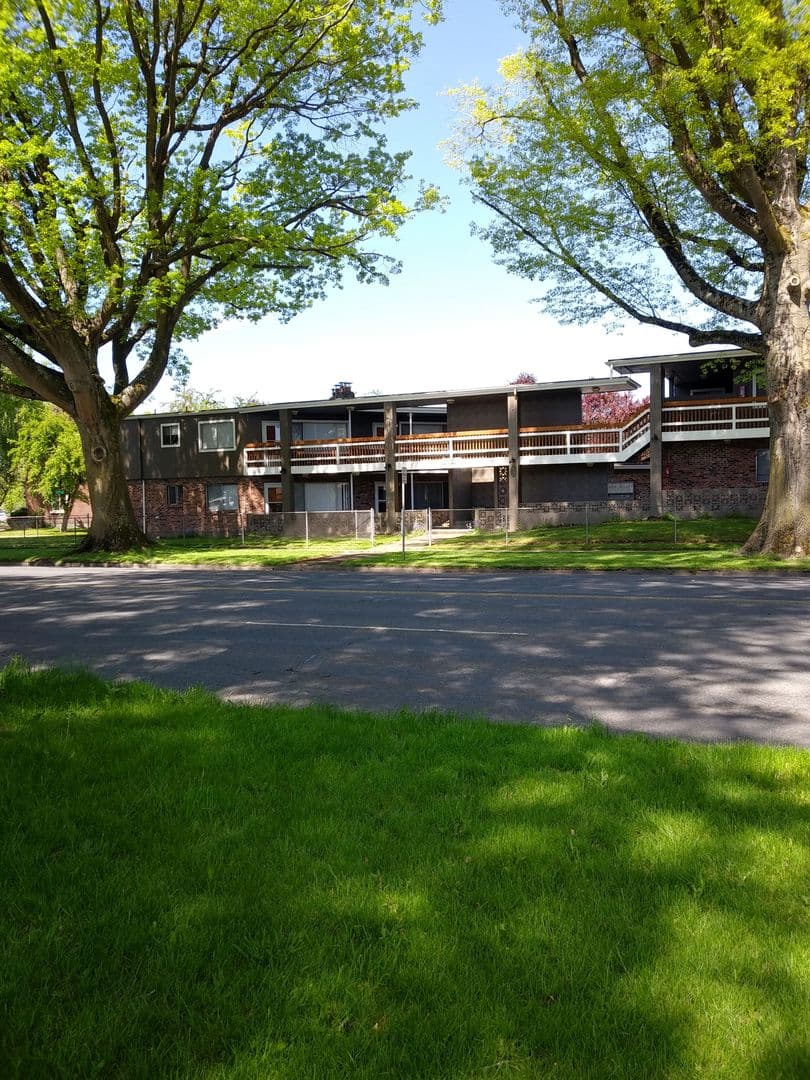 Longview Apartment: 1934 Washington Way