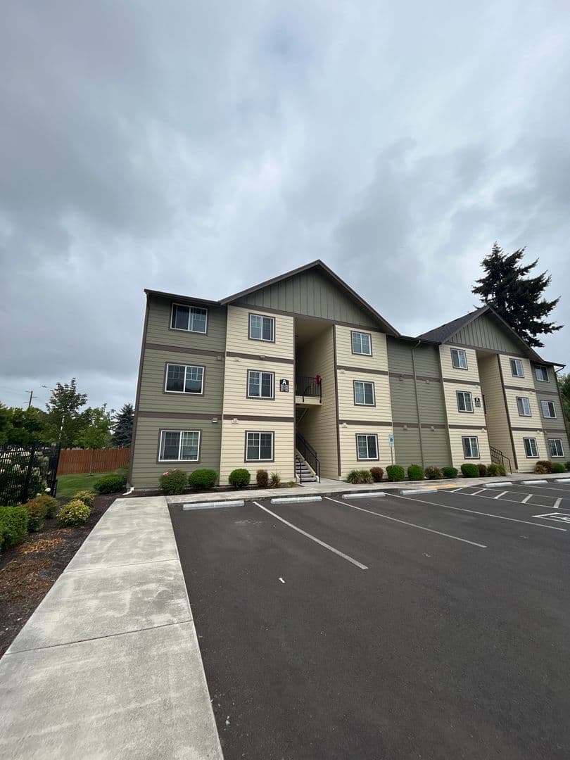 Longview Apartment: 236 30th Ave