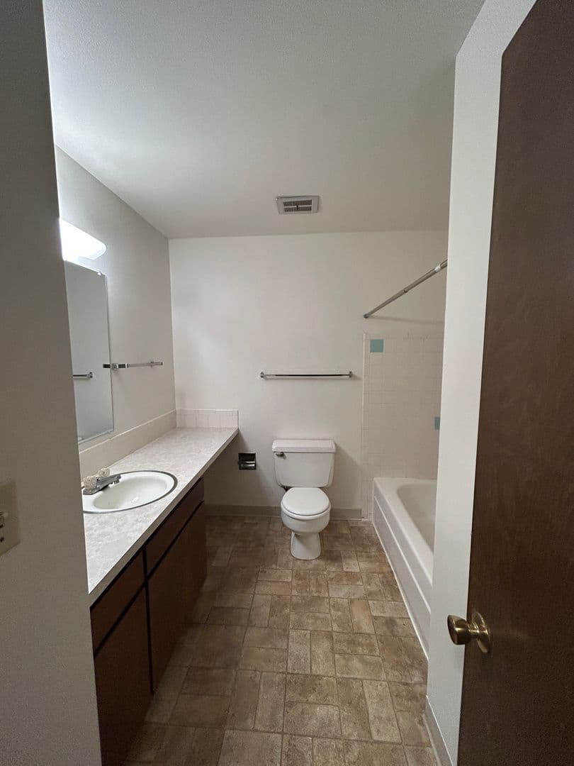 Longview Apartment: 941 16th Ave