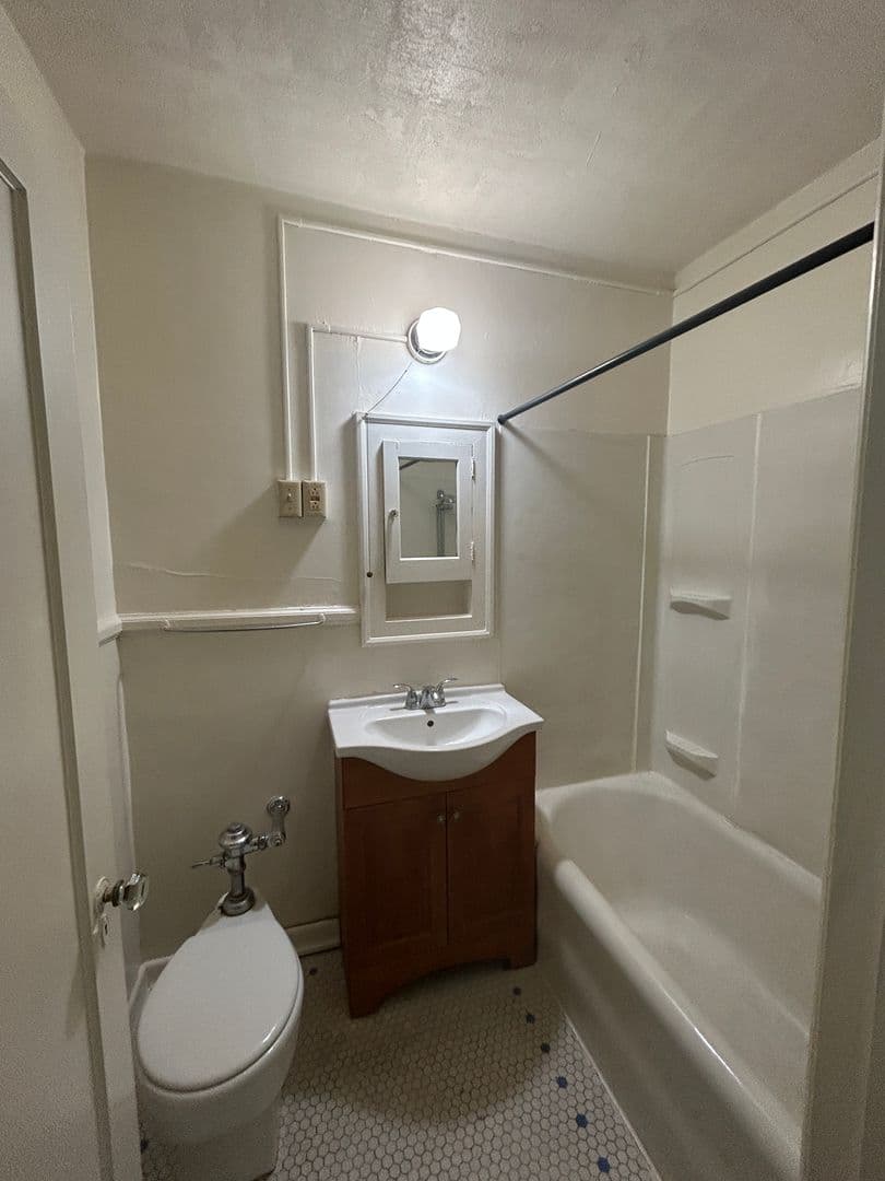 Longview Apartment: 1225 Commerce  Ave