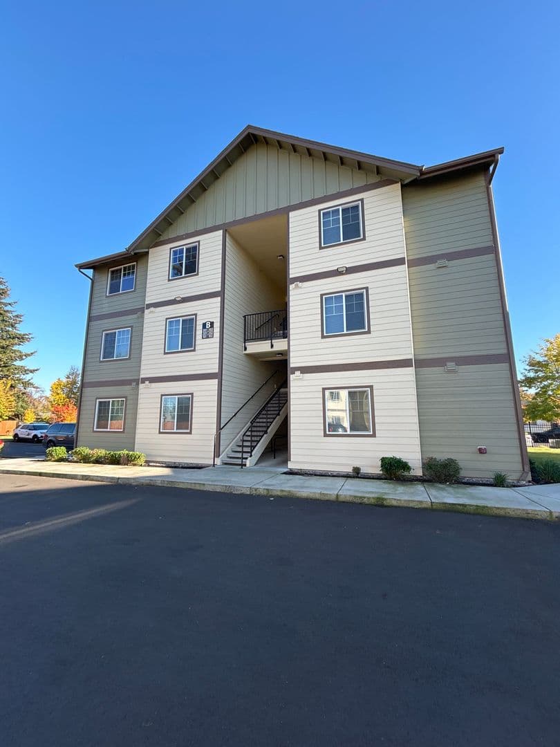 Longview Apartment: 236 30th Ave