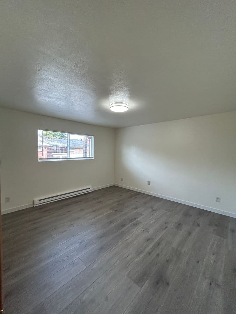 Longview Apartment: 1934 Washington Way
