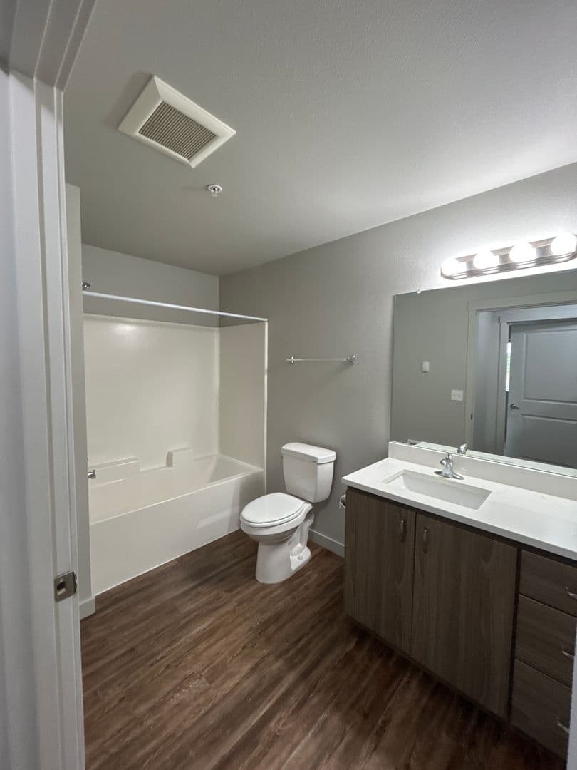 Longview Apartment: 236 30th Ave