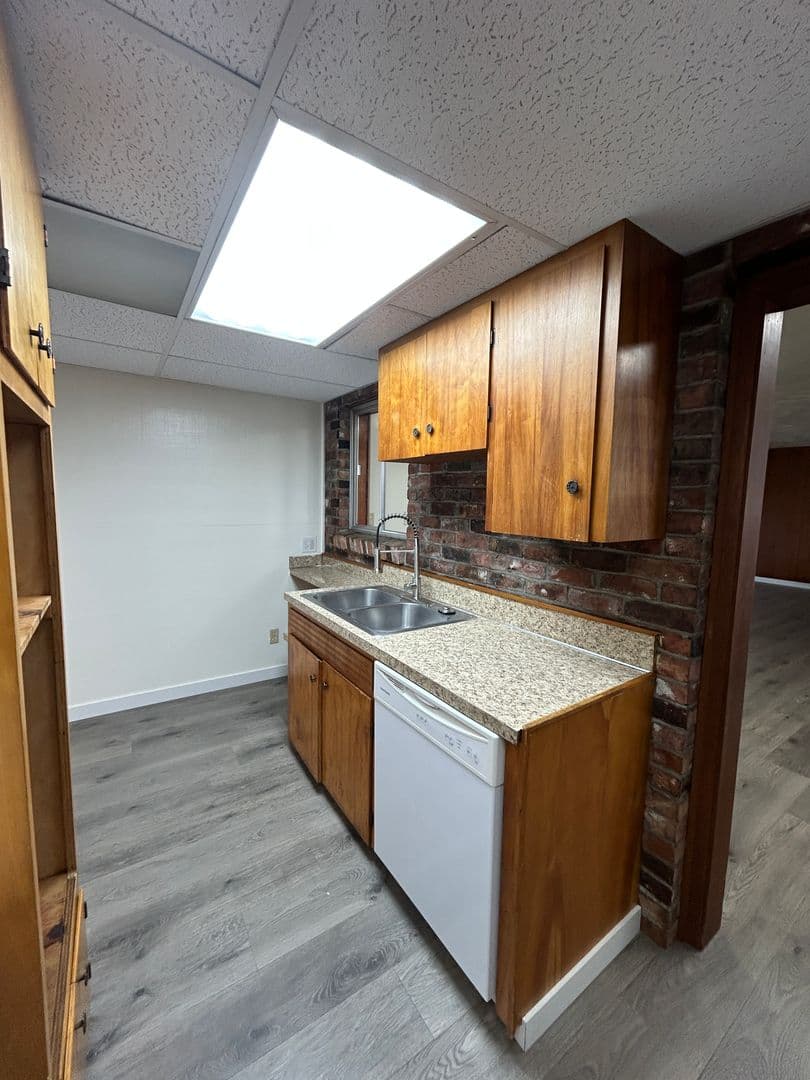 Longview Apartment: 1934 Washington Way