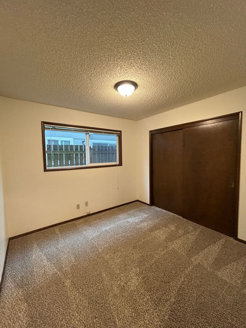 Longview Apartment: 941 16th Ave