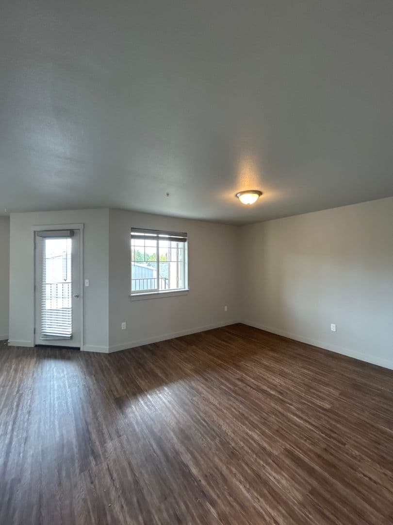 Longview Apartment: 236 30th Ave