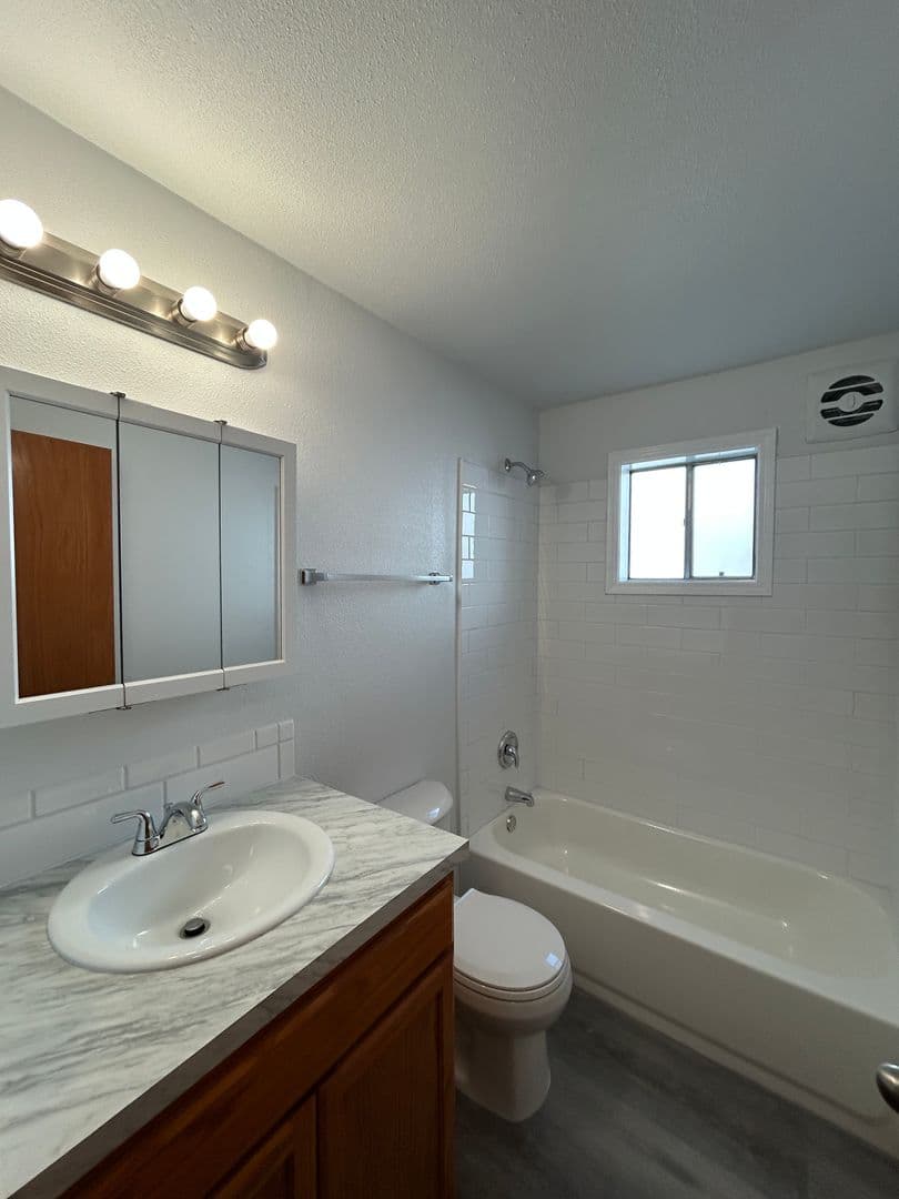 Longview Apartment: 1122 17th Ave