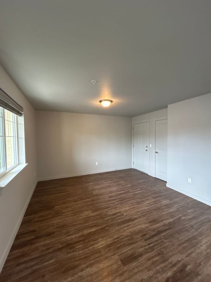 Longview Apartment: 236 30th Ave