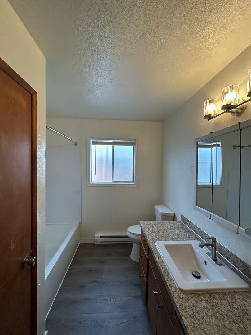 Longview Apartment: 1934 Washington Way