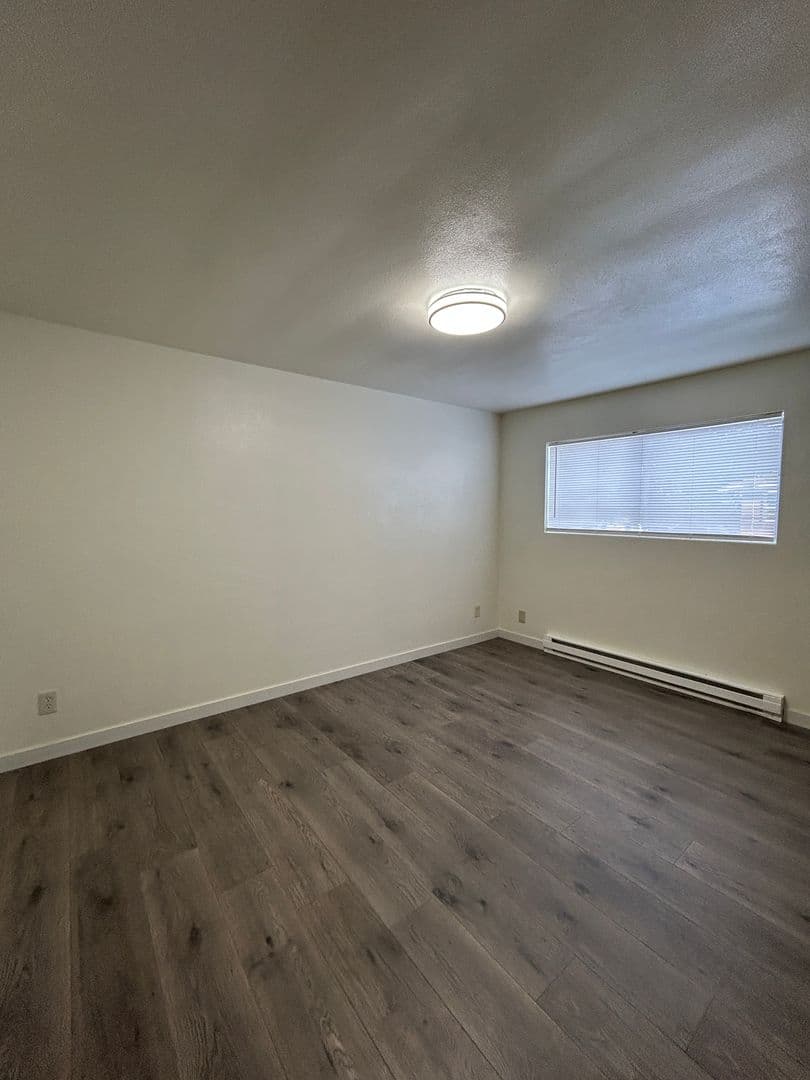 Longview Apartment: 1934 Washington Way
