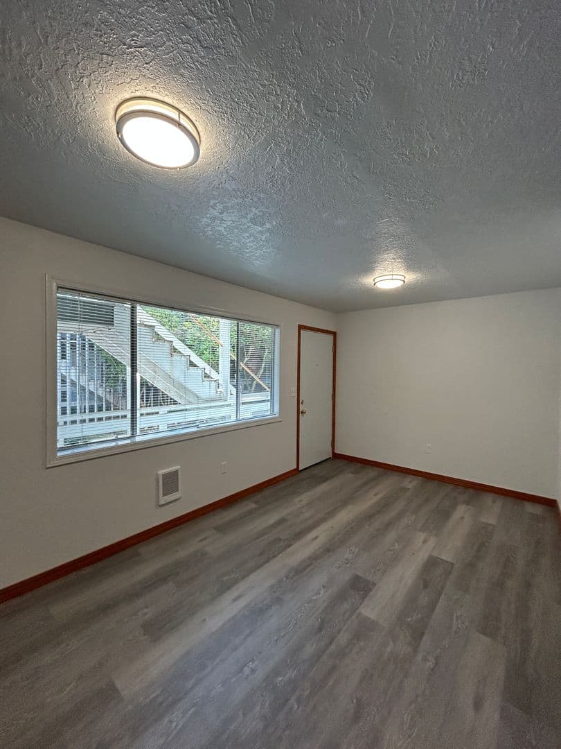 Longview Apartment: 1122 17th Ave