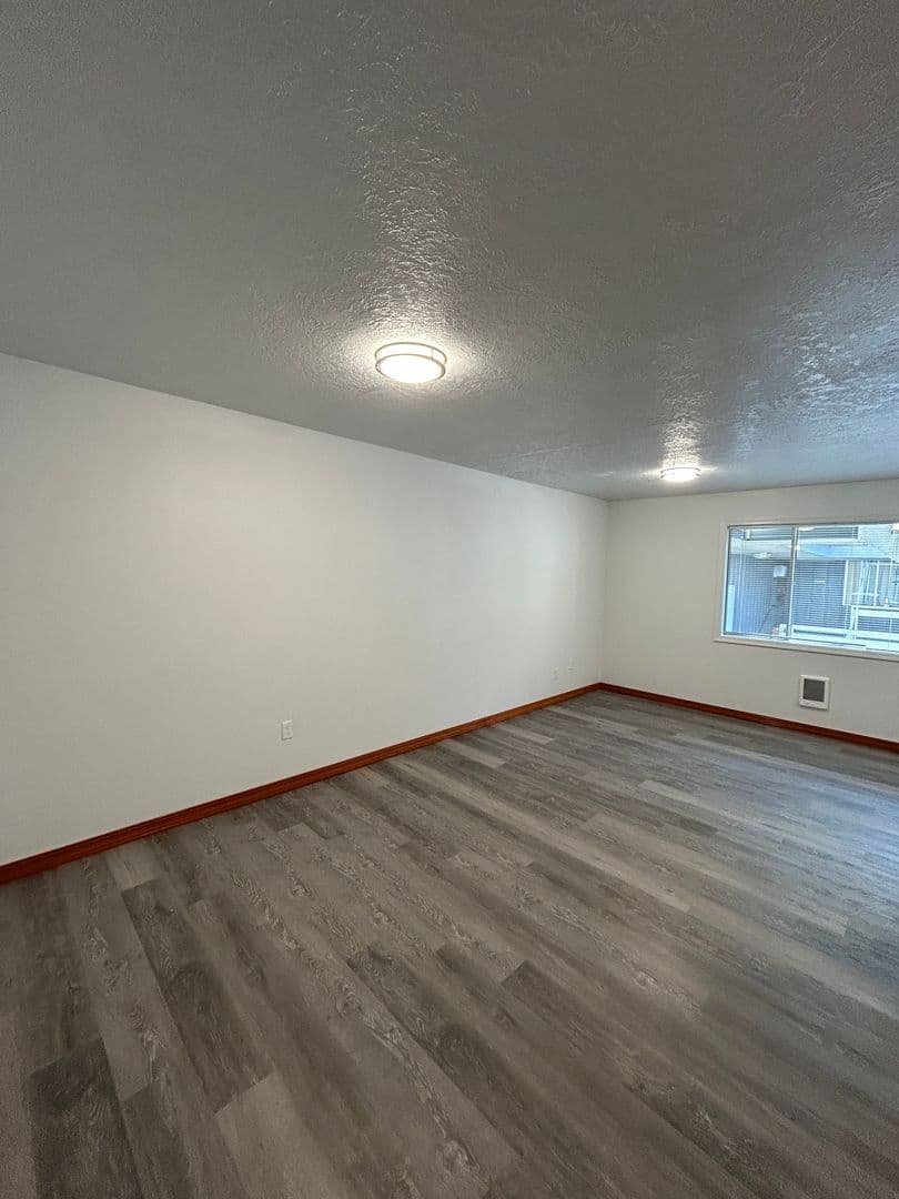 Longview Apartment: 1122 17th Ave