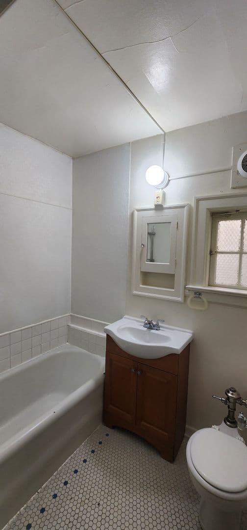 Longview Apartment: 1225 Commerce  Ave