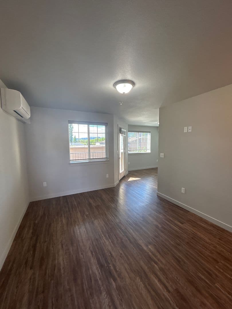 Longview Apartment: 236 30th Ave