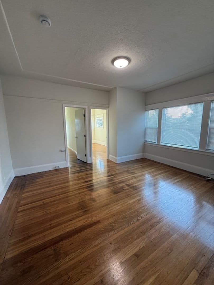 Richmond Apartment: 1401-1407  Bissell Ave