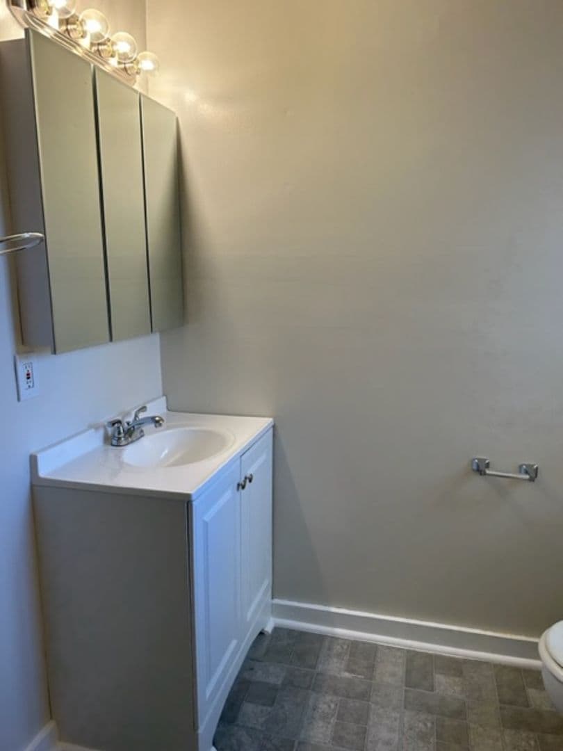 Richmond Apartment: 324 43rd St.