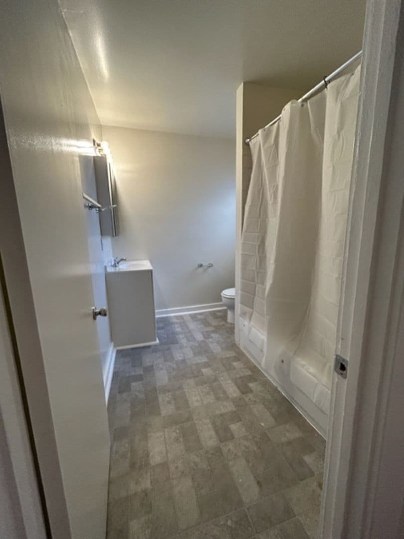 Richmond Apartment: 324 43rd St.