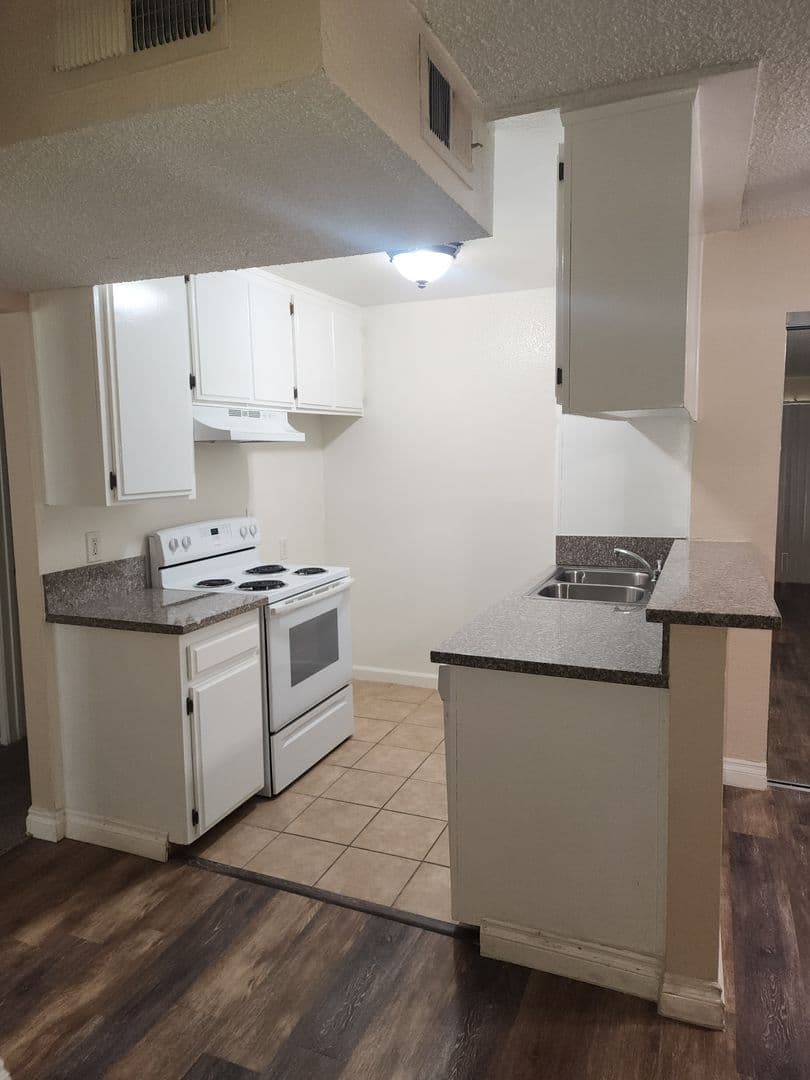 Sunland Apartment: 10500 SHERMAN GROVE AVE