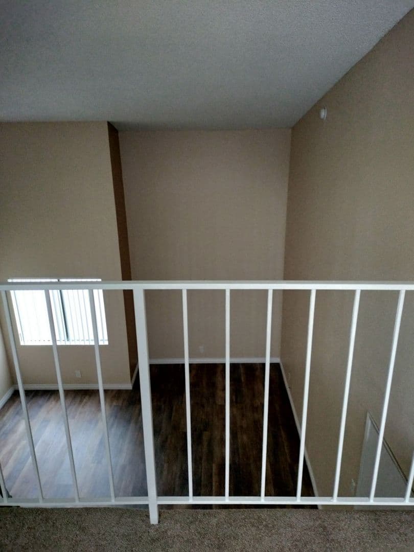 Sunland Apartment: 10523 Floralita Ave