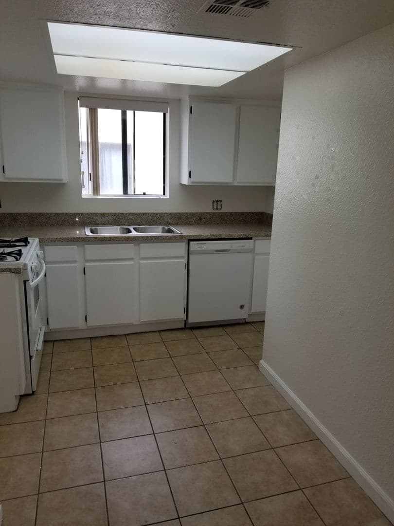 Sunland Apartment: 10523 Floralita Ave