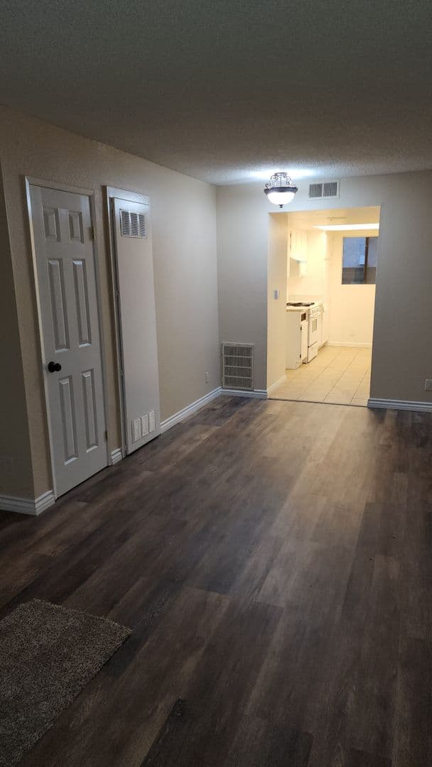 Sunland Apartment: 10523 Floralita Ave