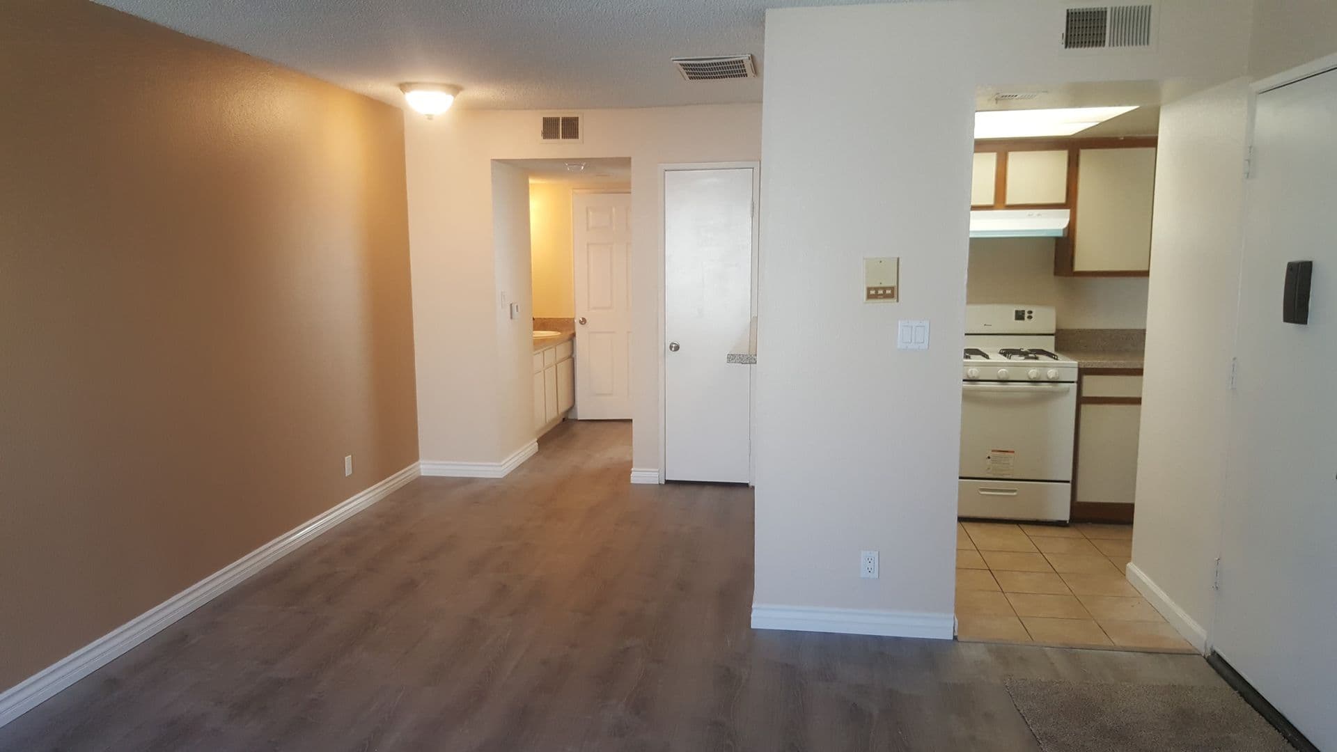 Sunland Apartment: 10523 Floralita Ave