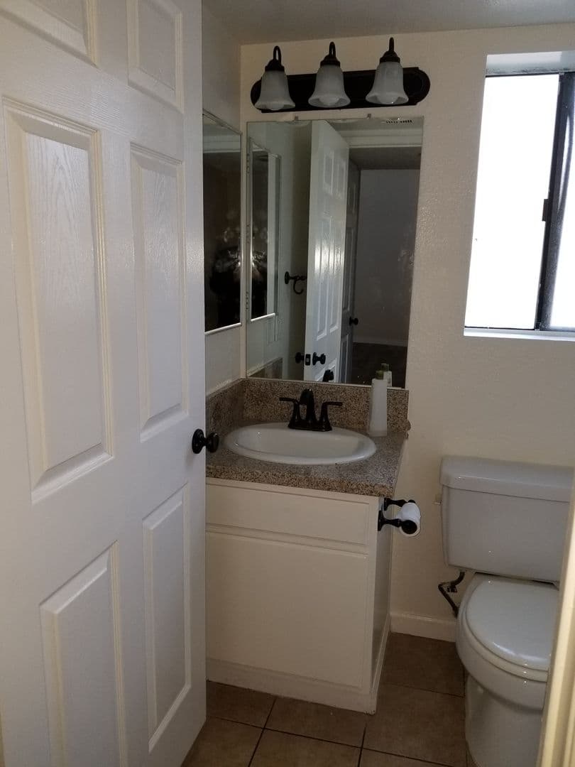 Sunland Apartment: 10523 Floralita Ave