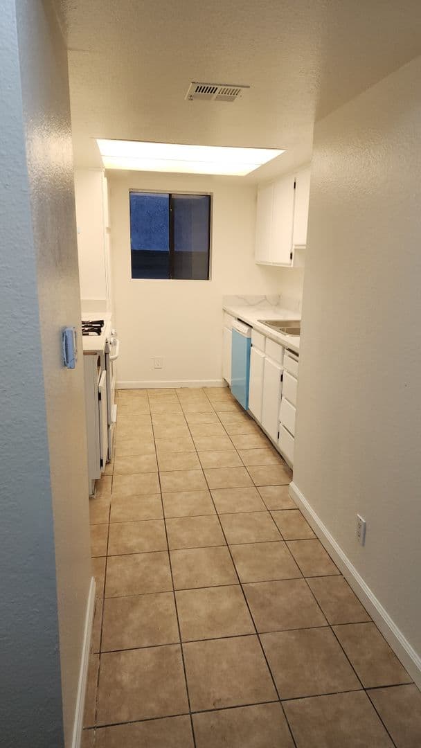 Sunland Apartment: 10523 Floralita Ave