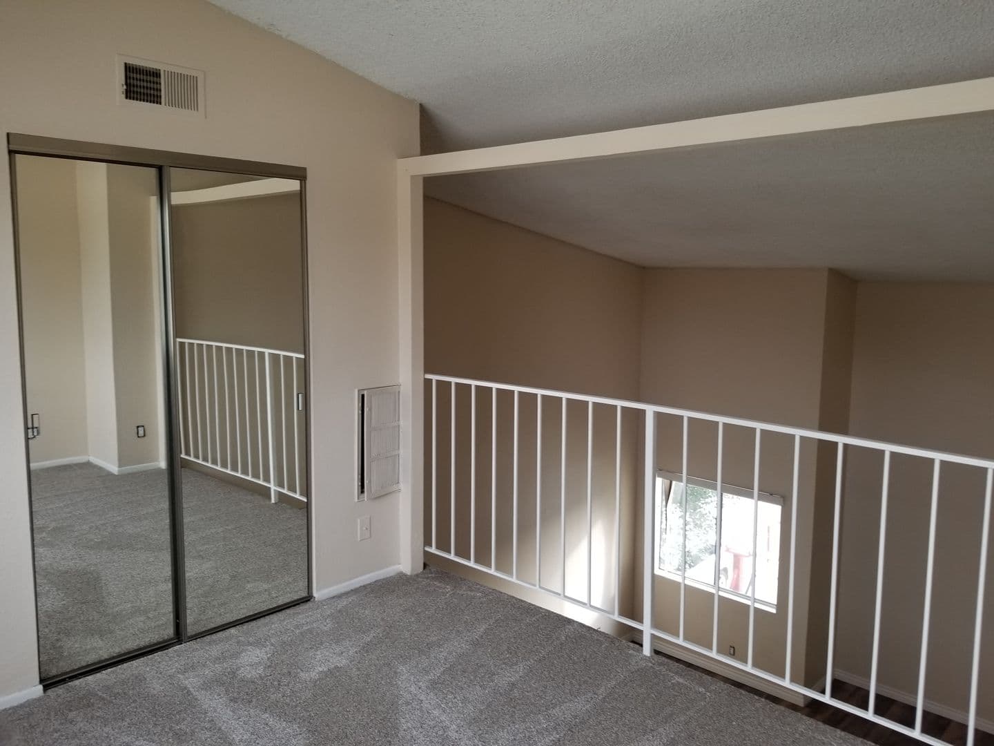 Sunland Apartment: 10523 Floralita Ave