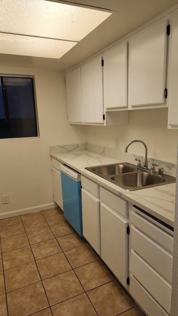 Sunland Apartment: 10523 Floralita Ave