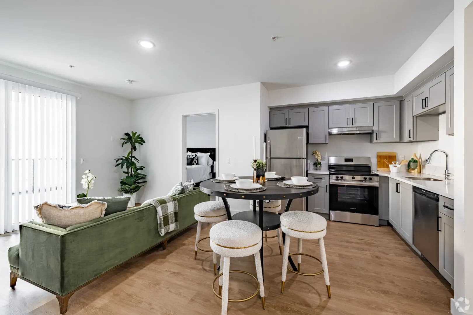 Van Nuys Apartment: 14526 W Kittridge St