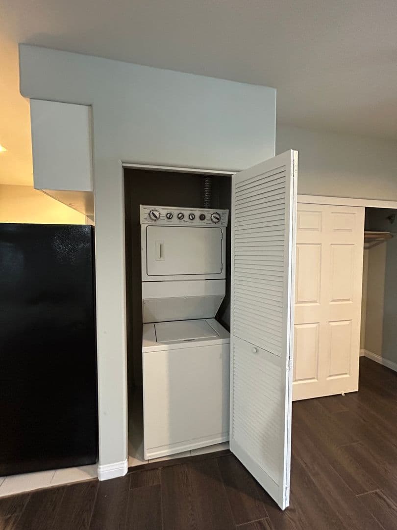 Sherman Oaks Apartment: 5100 Woodman Ave
