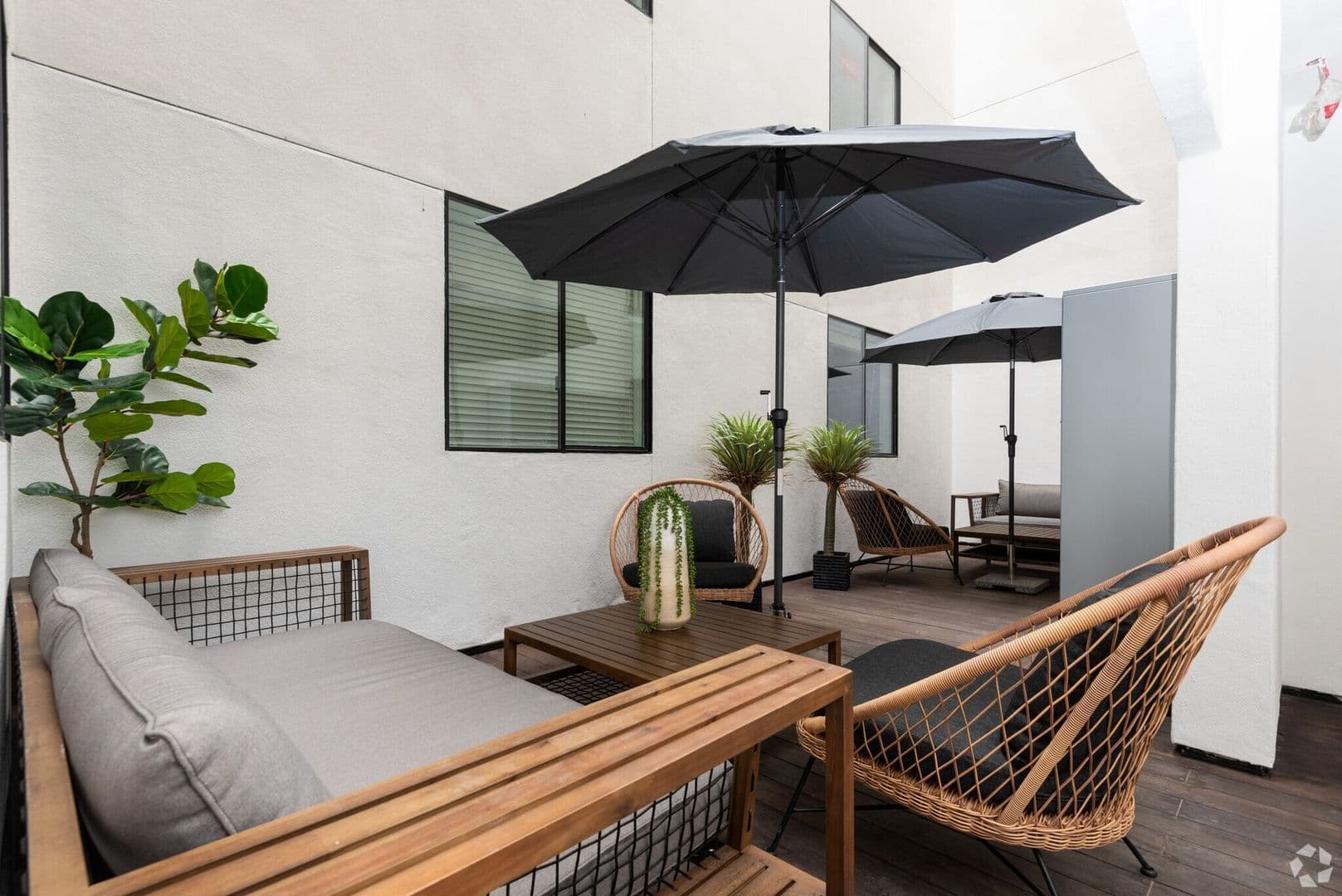 Los Angeles Apartment: 1507 Hi Point Street
