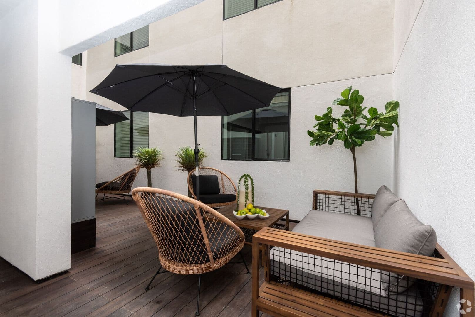 Los Angeles Apartment: 1507 Hi Point Street