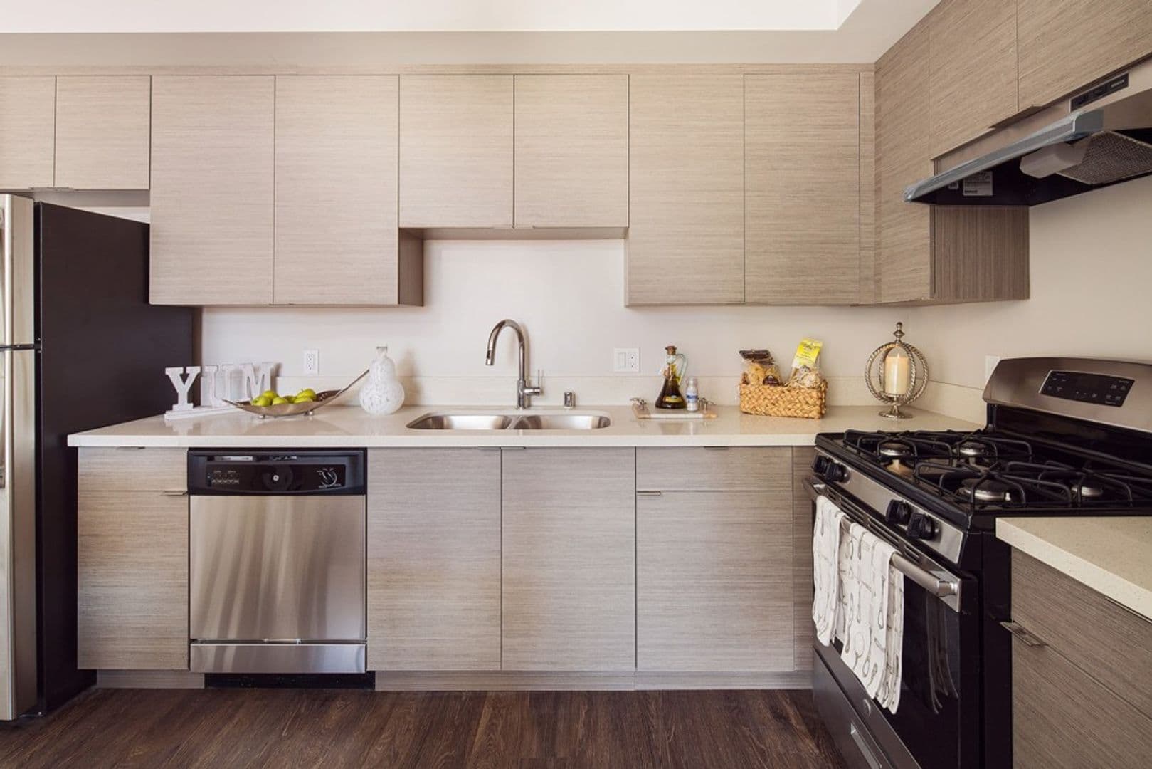 NORTH HOLLYWOOD Apartment: 5500 NORTH KLUMP AVE