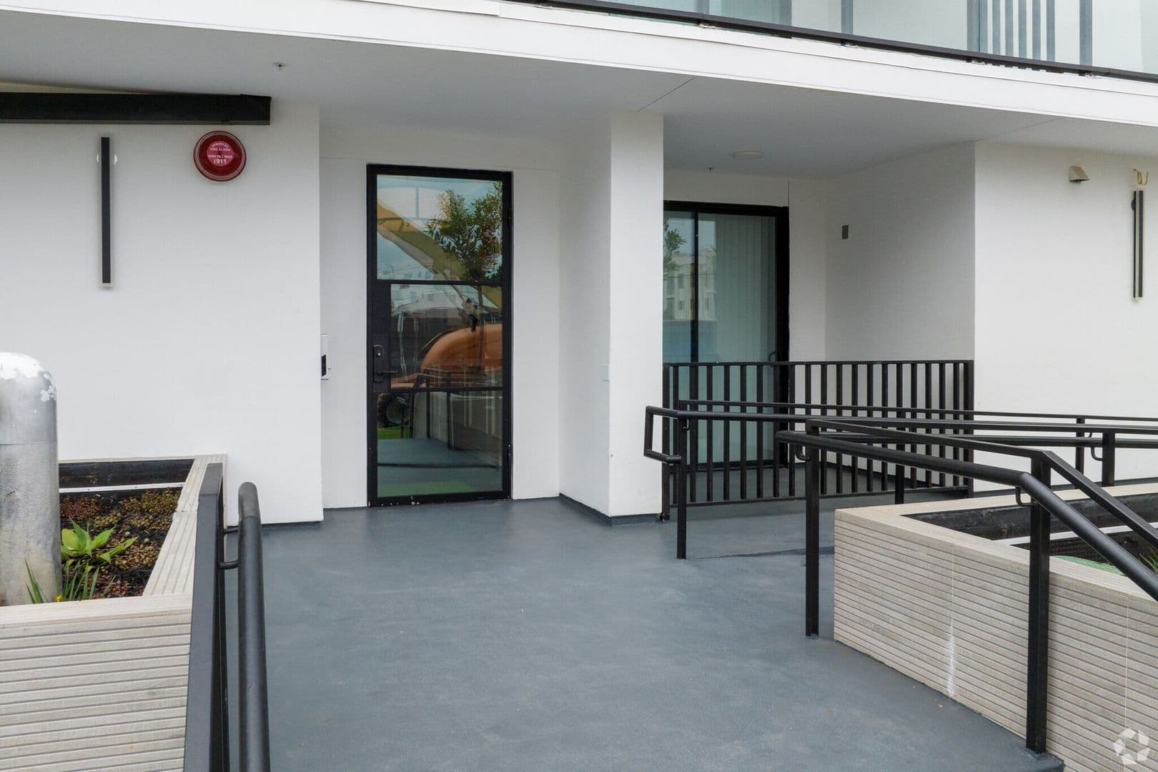 Los Angeles Apartment: 1507 Hi Point Street
