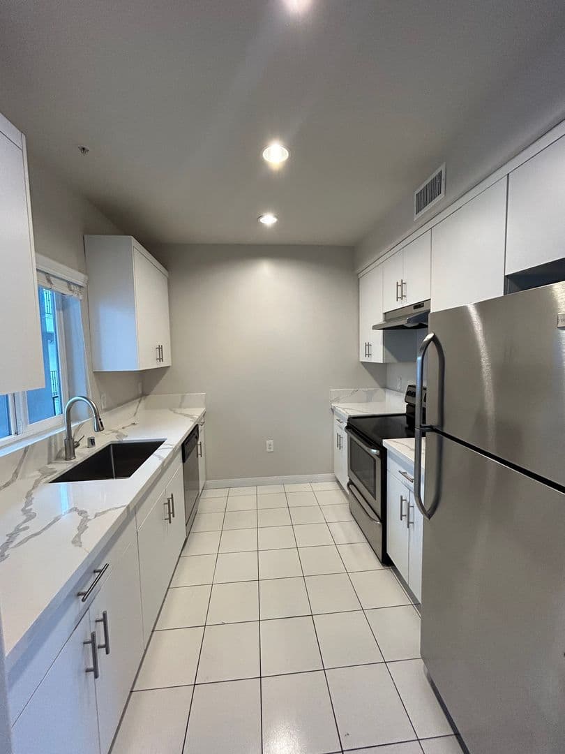 Sherman Oaks Apartment: 5100 Woodman Ave