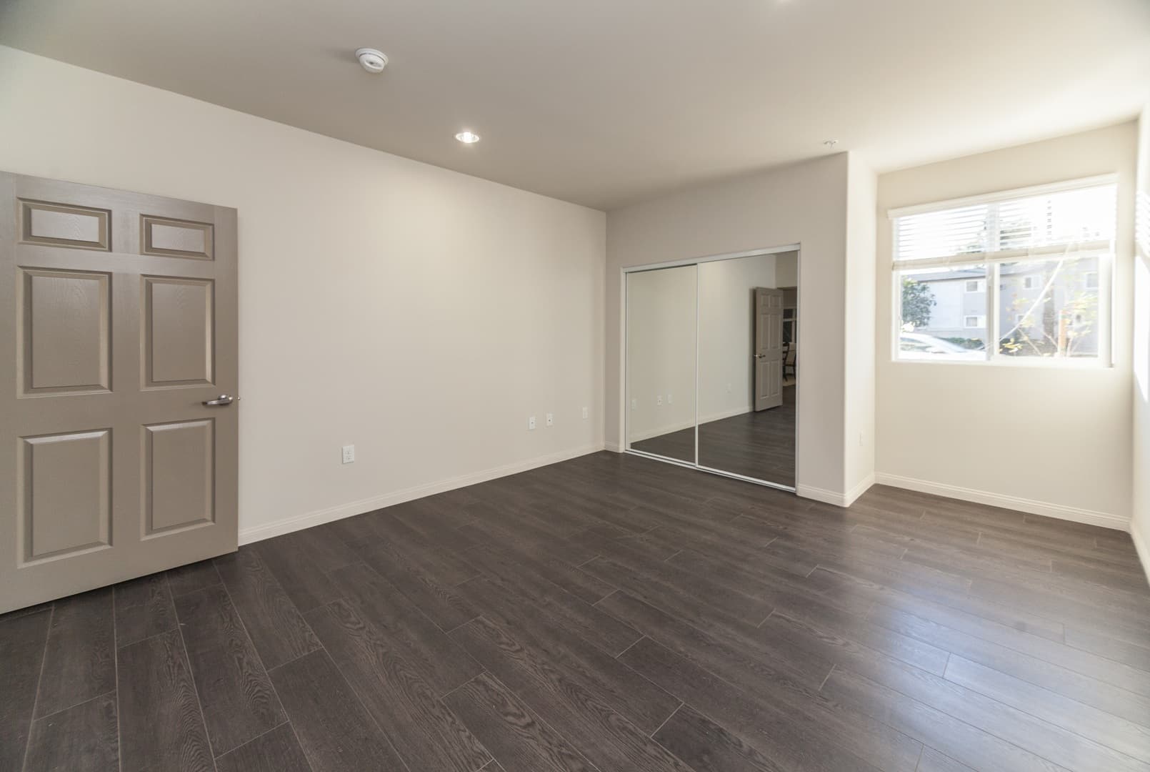 Sherman Oaks Apartment: 5100 Woodman Ave