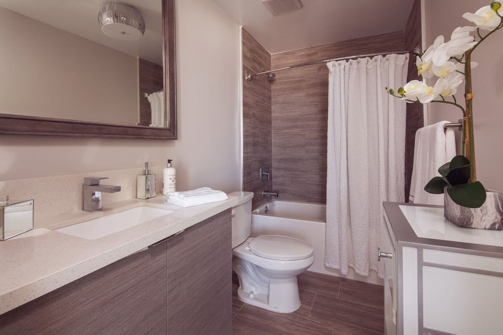NORTH HOLLYWOOD Apartment: 5500 NORTH KLUMP AVE