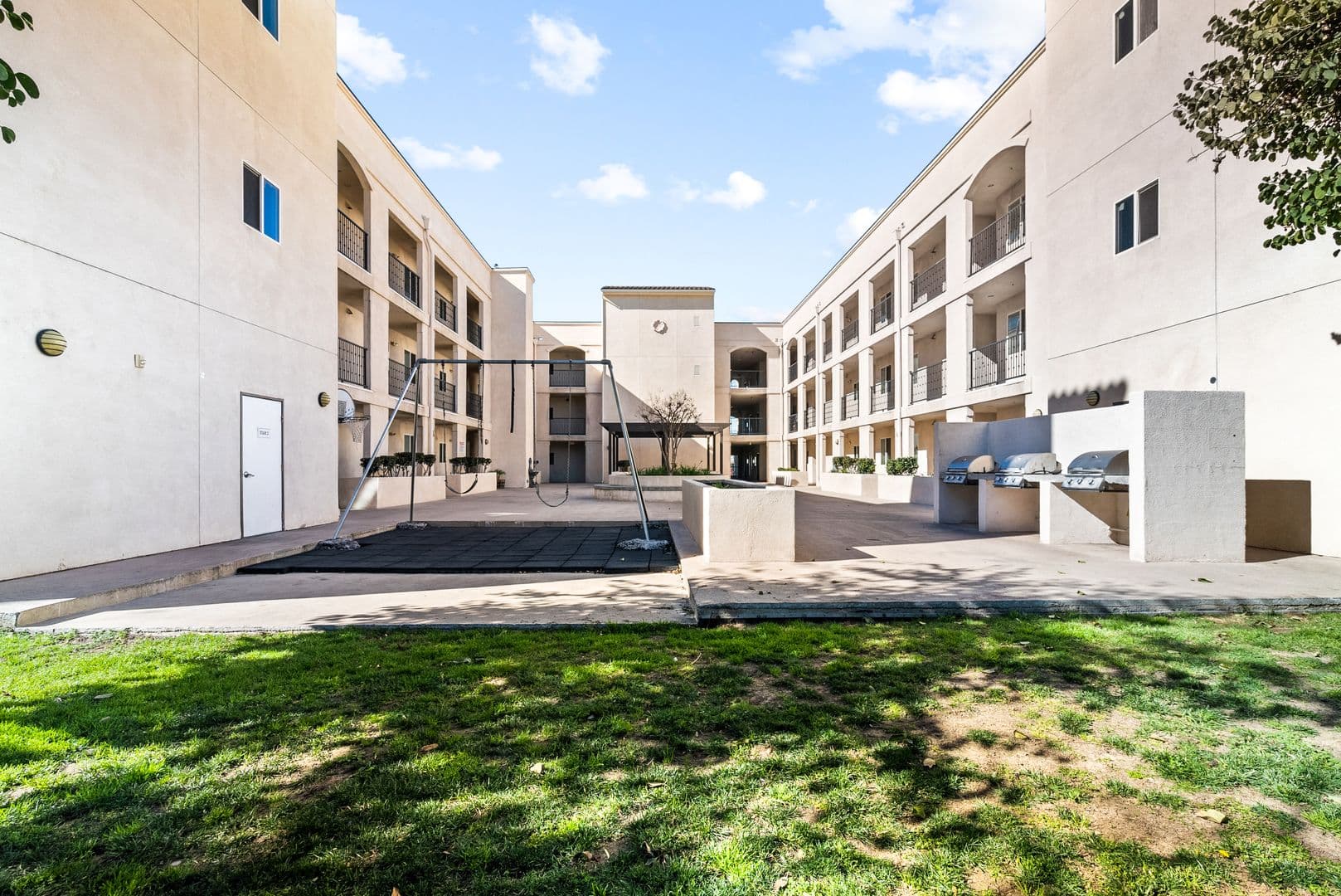 Sun Valley Apartment: 8654 Sunland Blvd