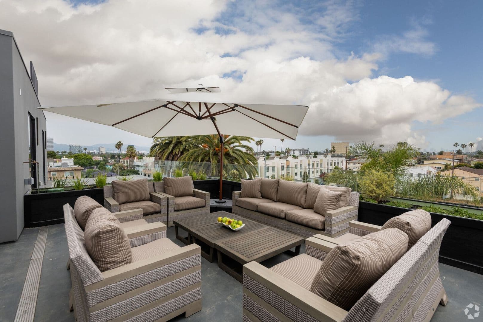 Los Angeles Apartment: 1507 Hi Point Street