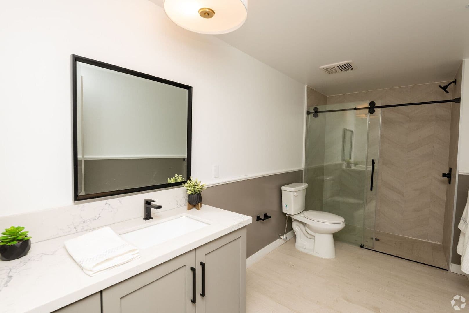 Los Angeles Apartment: 1507 Hi Point Street