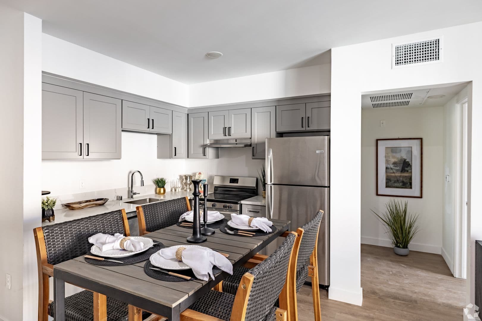 Van Nuys Apartment: 14526 W Kittridge St