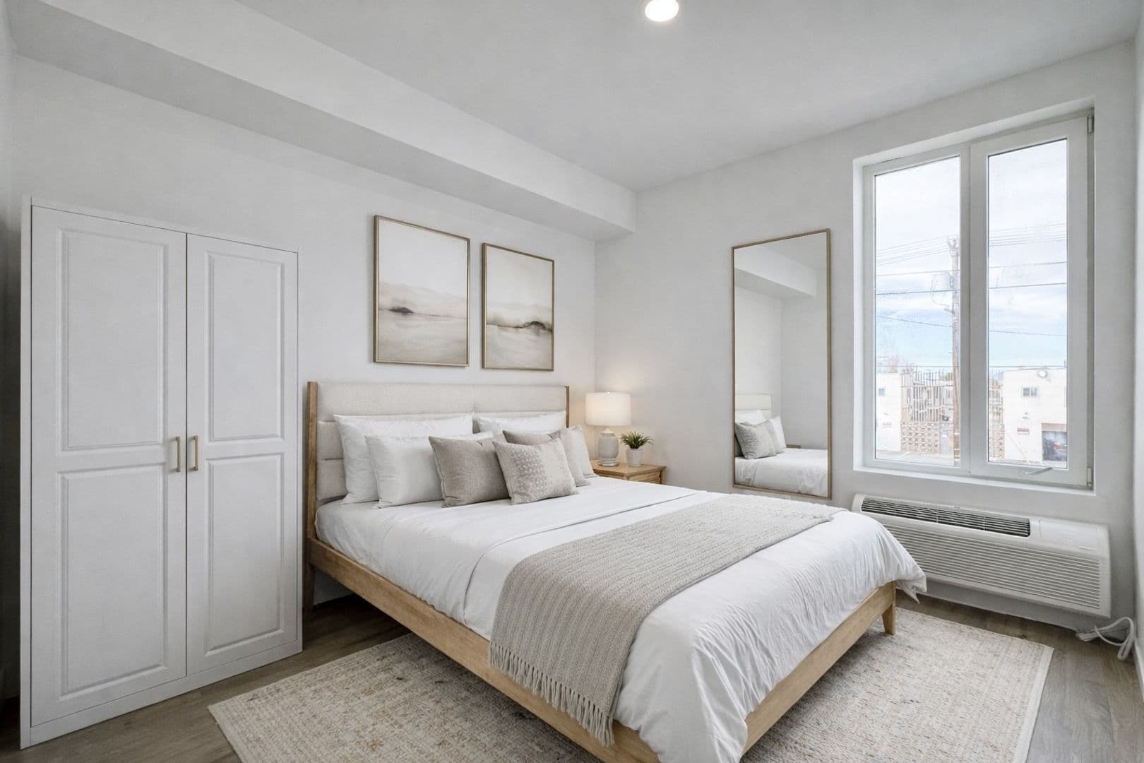 Los Angeles Apartment: 6754 N Valjean Ave