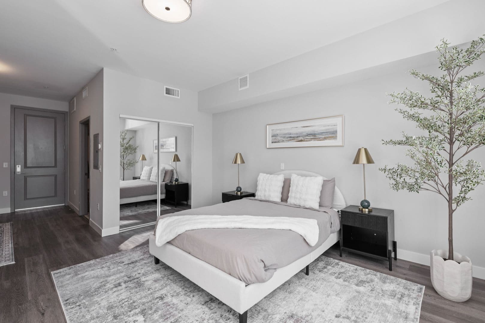 North Hollywood Apartment: 11241 Otsego Street