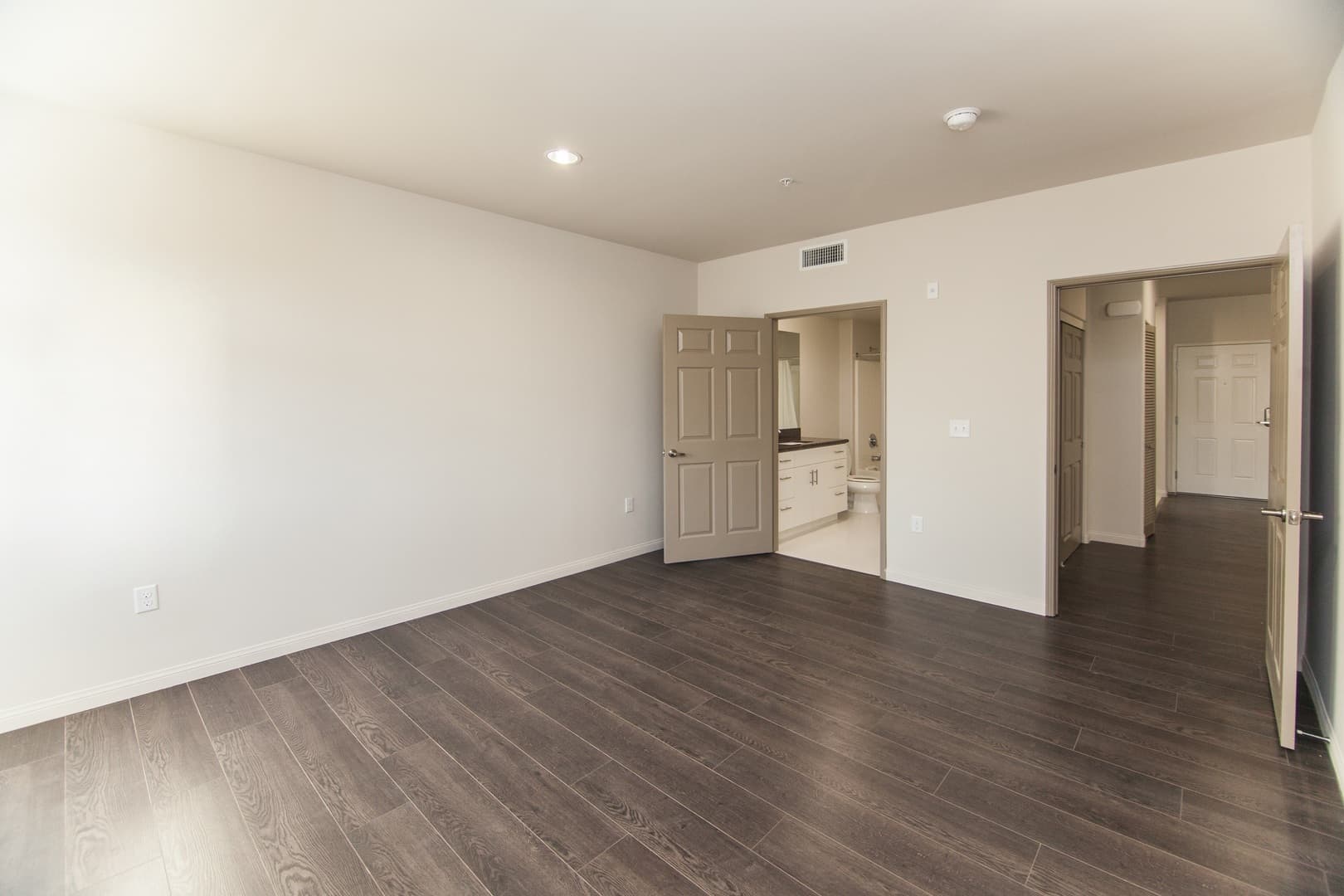Sherman Oaks Apartment: 5100 Woodman Ave